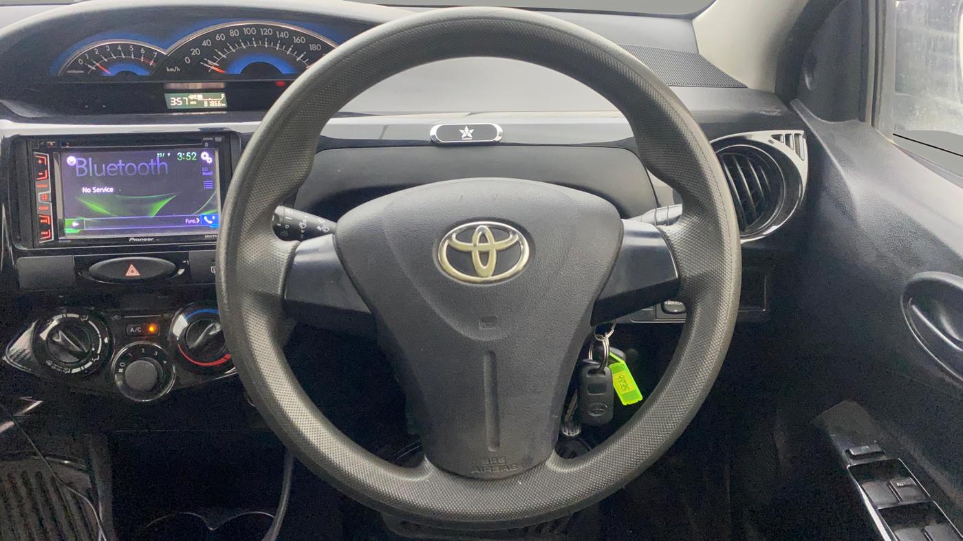 2015 Toyota Etios CROSS 1.2 G, Petrol, Manual, 81,910 km, Steering Wheel Close Up