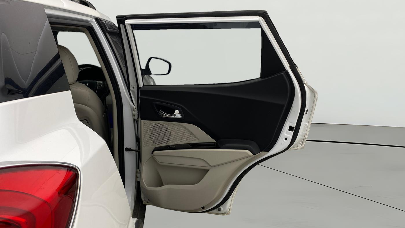 2024 Mahindra XUV300 W8 (O) 1.2 PETROL AMT, Petrol, Automatic, 45,360 km, RHS Rear Door