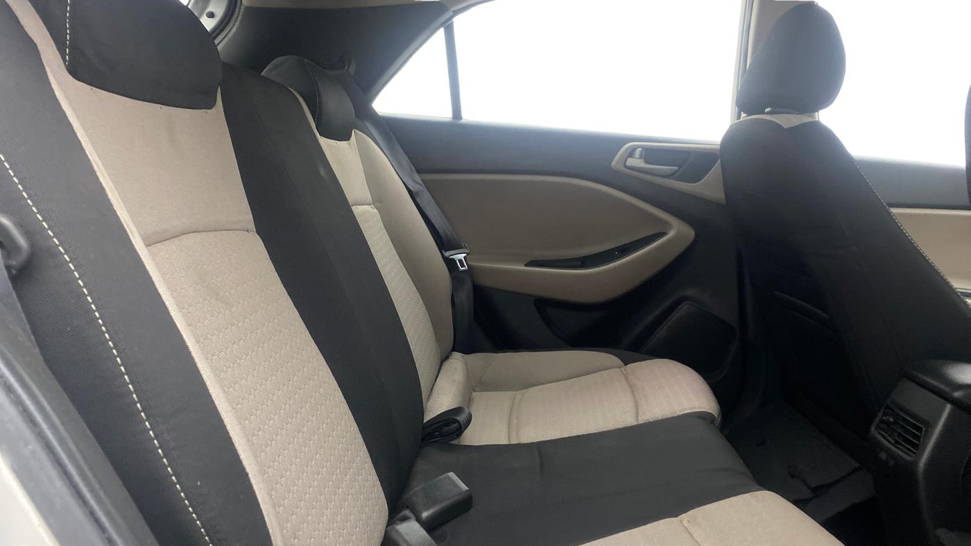 2015 Hyundai Elite i20 SPORTZ 1.2 (O), Petrol, Manual, 1,34,355 km, Right Side Rear Door Cabin