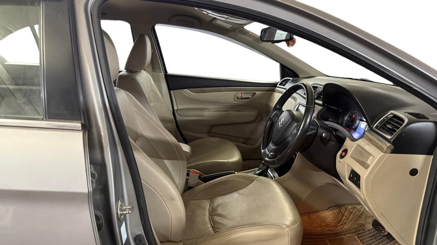 2020 Maruti Ciaz ALPHA  AT 1.5 SHVS PETROL, Petrol, Automatic, 45,678 km, Right Side Front Door Cabin