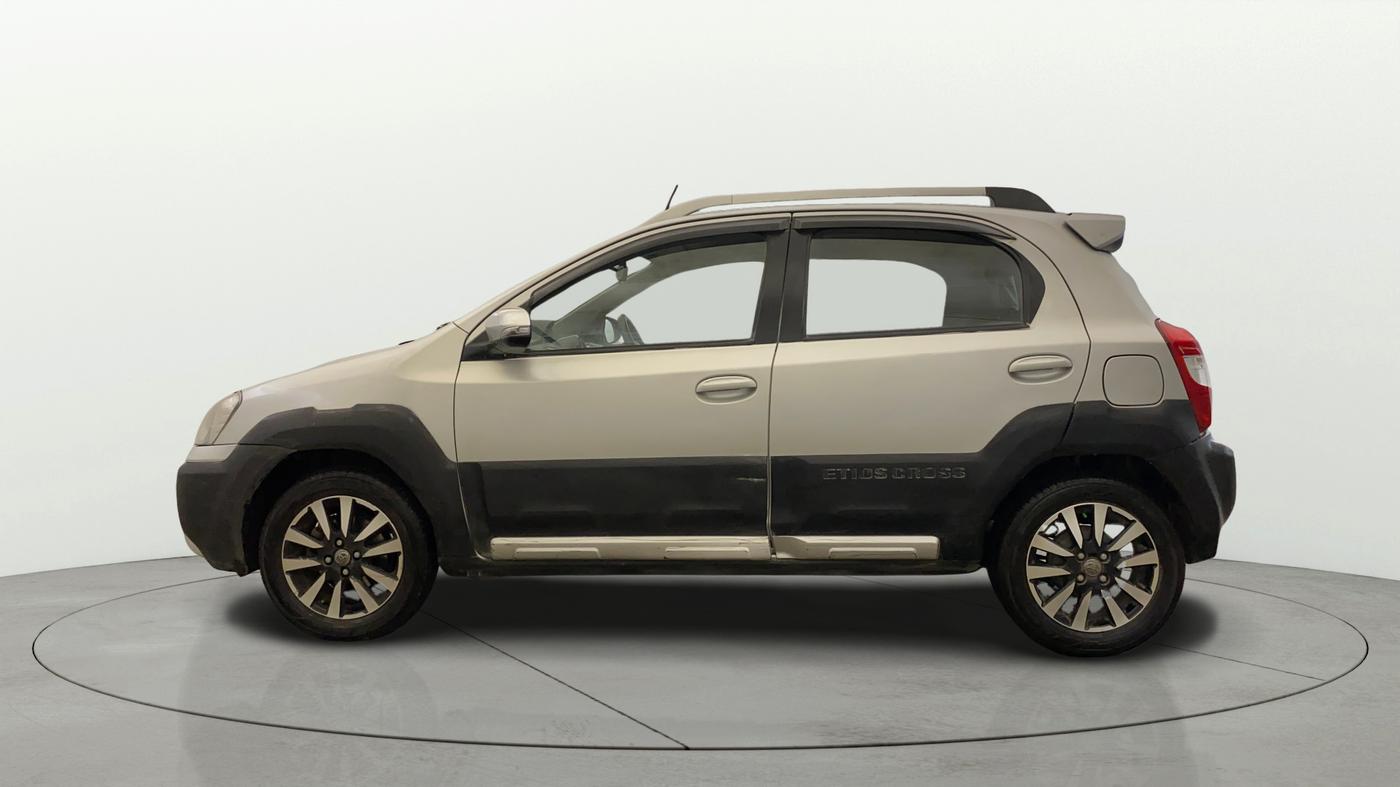 2015 Toyota Etios CROSS 1.2 G, Petrol, Manual, 70,549 km, Left Side
