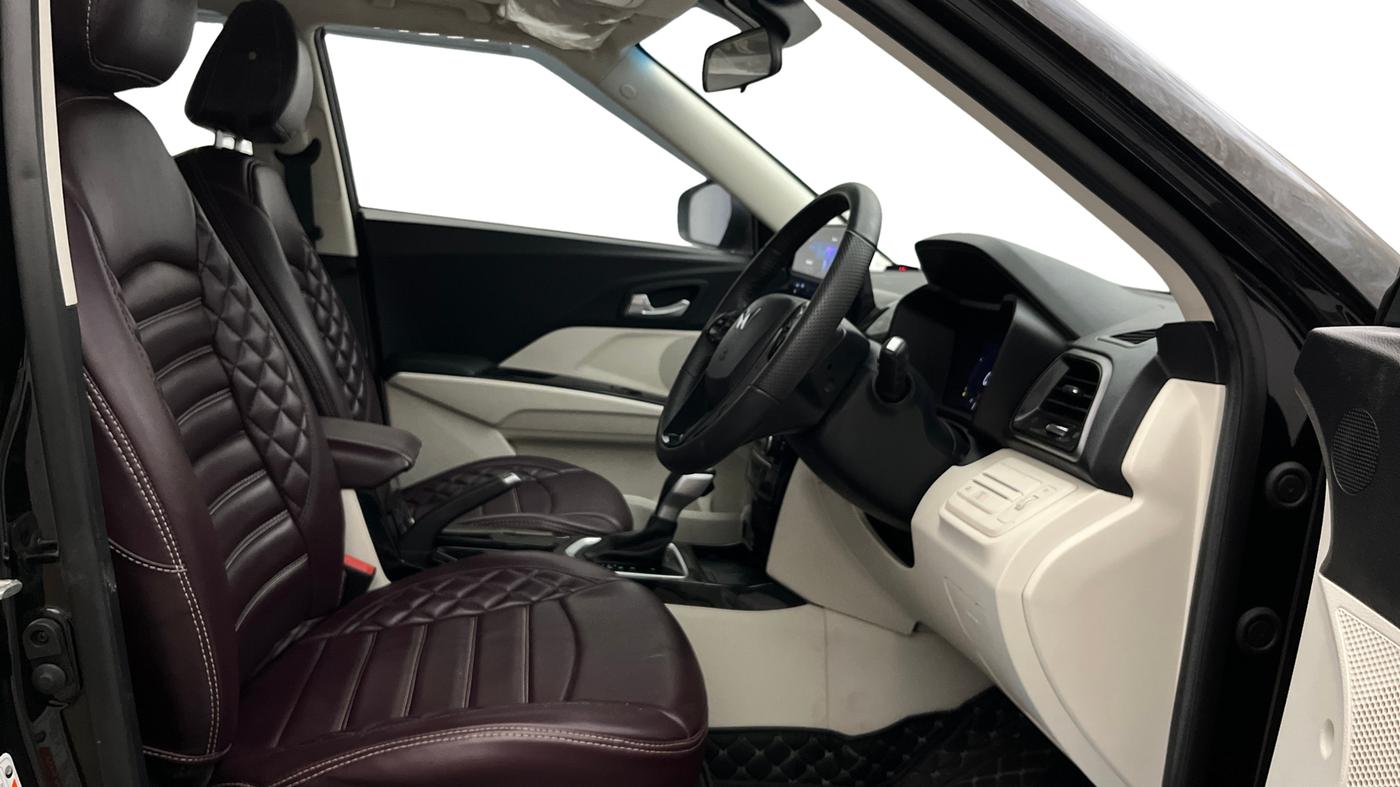 2025 Mahindra XUV 3XO AX5 1.2 L TCMPFI AT, Petrol, Automatic, 19,479 km, Right Side Front Door Cabin