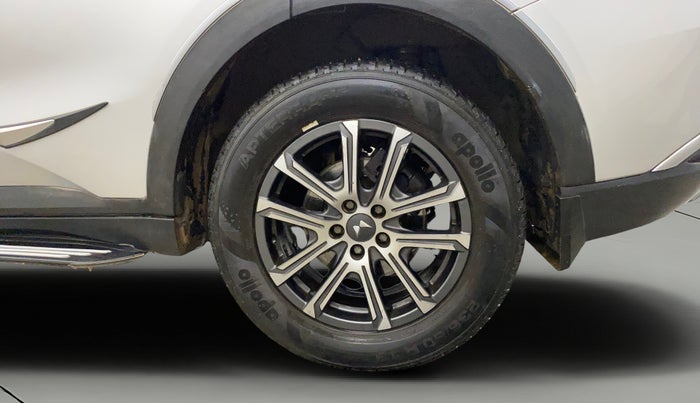 2022 Mahindra XUV700 AX 5 P MT 7 STR, Petrol, Manual, 32,365 km, Left Rear Wheel