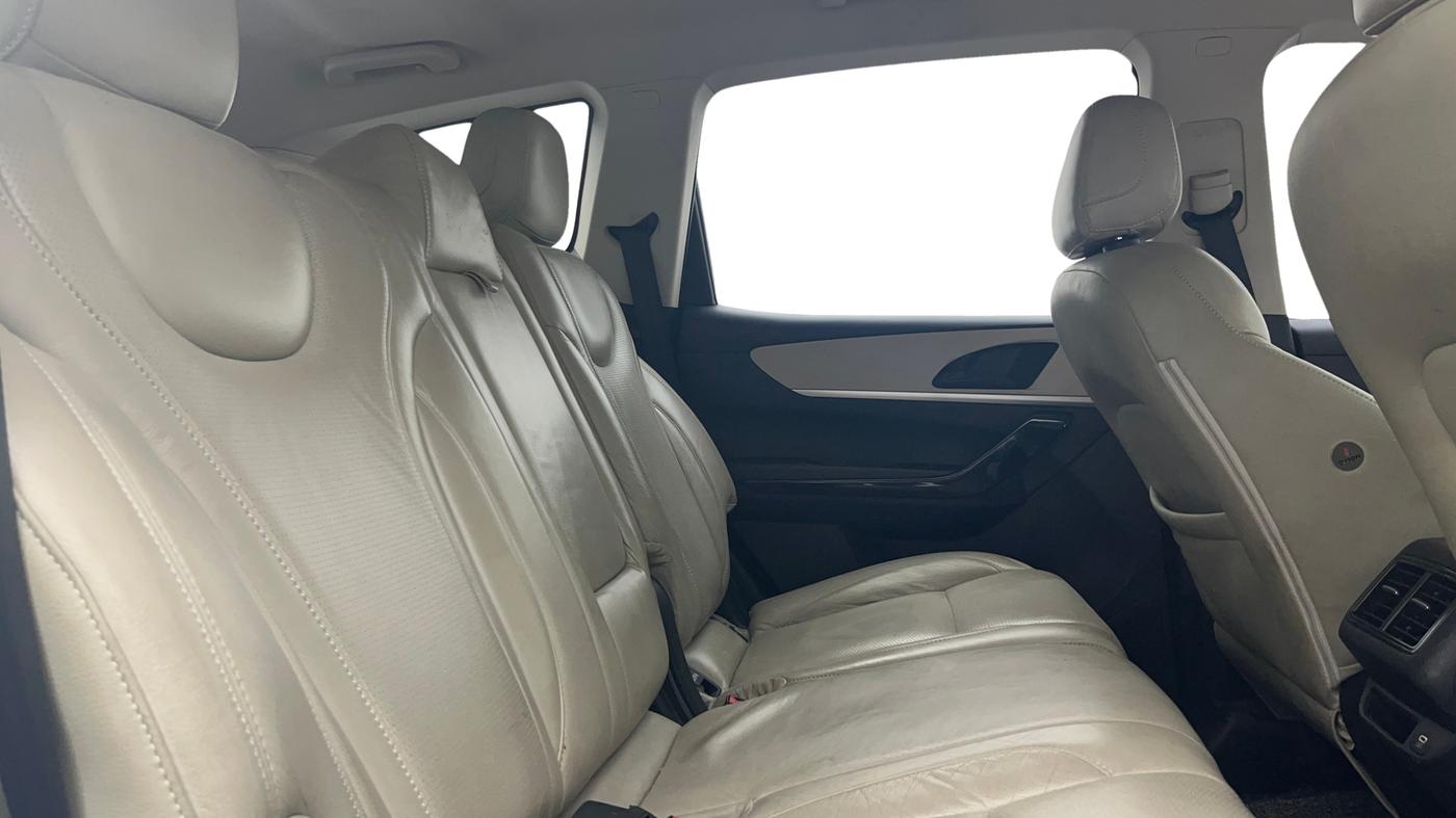 2023 Mahindra XUV700 AX 5 D AT 7 STR, Diesel, Automatic, 1,26,913 km, Right Side Rear Door Cabin