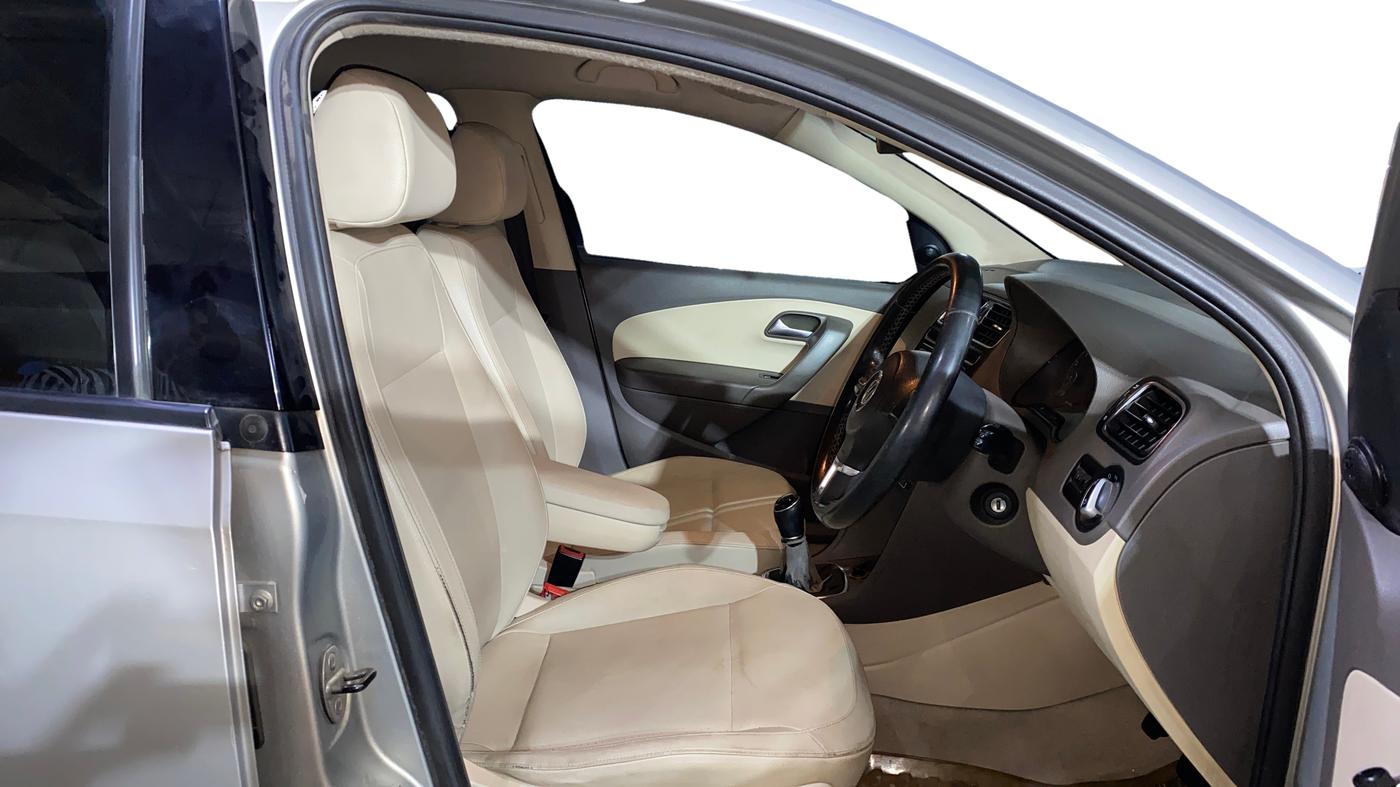 2013 Volkswagen Vento HIGHLINE 1.6 MPI, Petrol, Manual, 73,143 km, Right Side Front Door Cabin