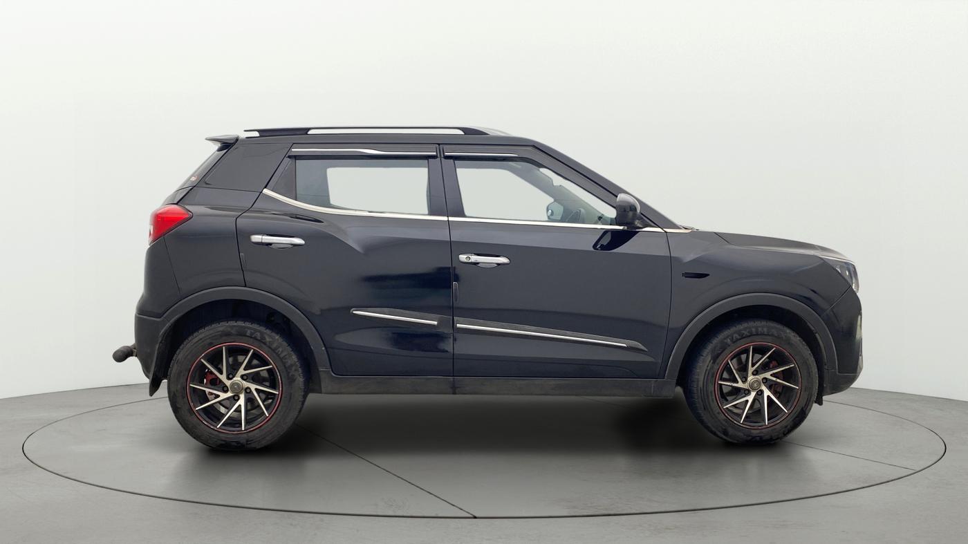 2022 Mahindra XUV300 W4 1.2 PETROL, Petrol, Manual, 1,08,779 km, Right Side View