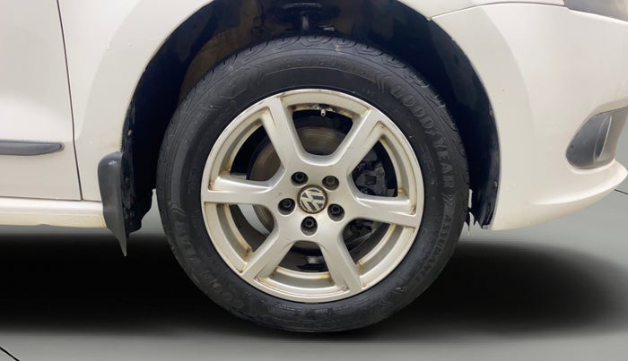 2013 Volkswagen Vento HIGHLINE 1.6 MPI, Petrol, Manual, 1,25,412 km, Right Front Wheel