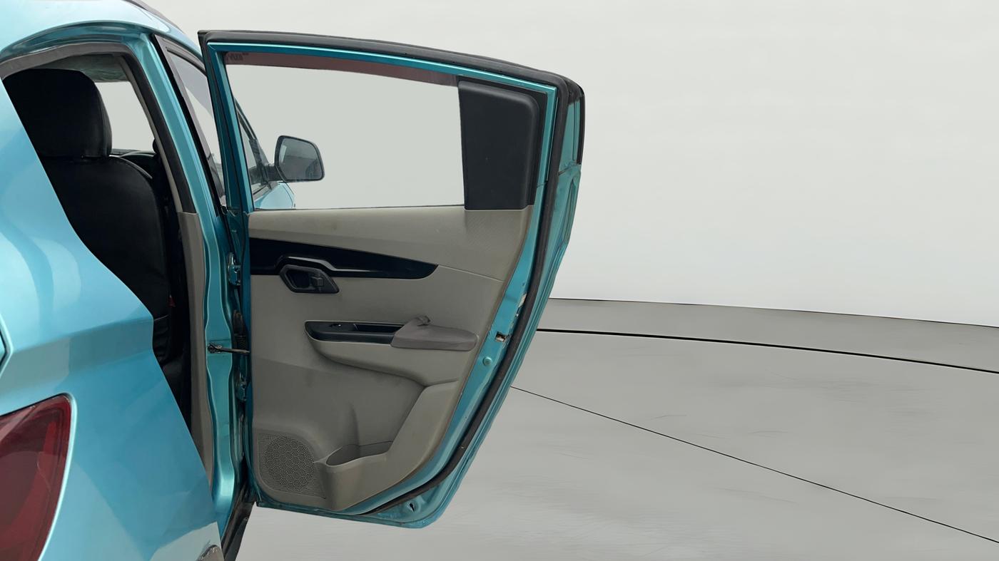 2015 Mahindra Kuv100 K8 5 STR, Petrol, Manual, 37,253 km, RHS Rear Door