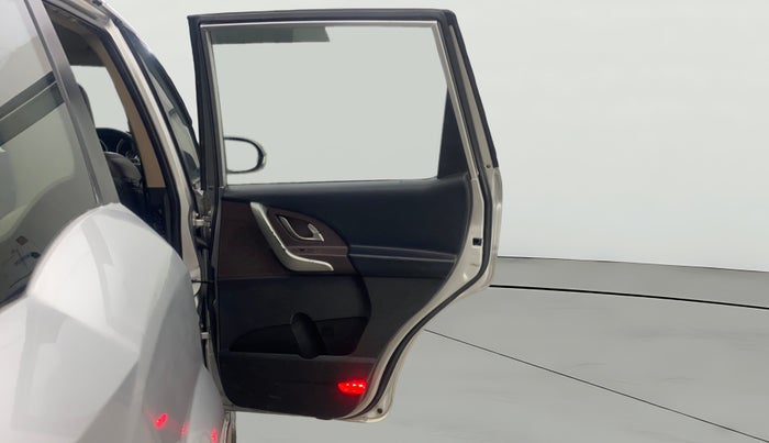 2014 Mahindra XUV500 W8, Diesel, Manual, 1,22,321 km, RHS Rear Door