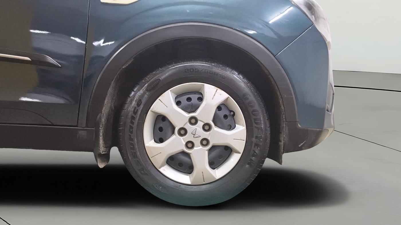 2023 Mahindra XUV300 W6 1.2 PETROL, Petrol, Manual, 36,754 km, Right Front Wheel