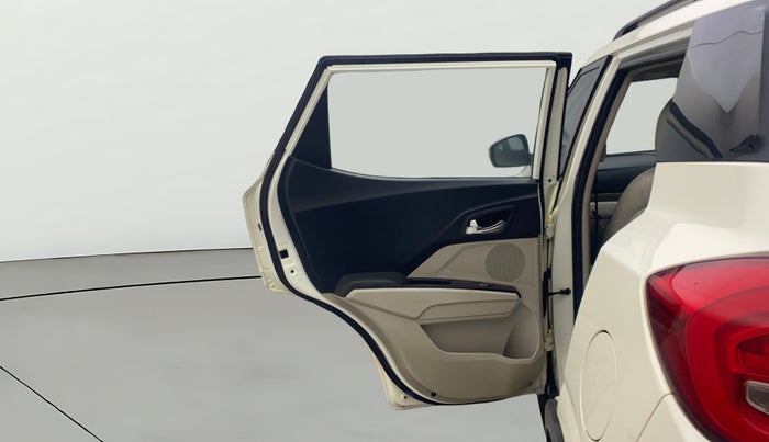 2019 Mahindra XUV300 W8 (O) 1.5 DIESEL AMT, Diesel, Automatic, 1,23,093 km, LHS Rear Door