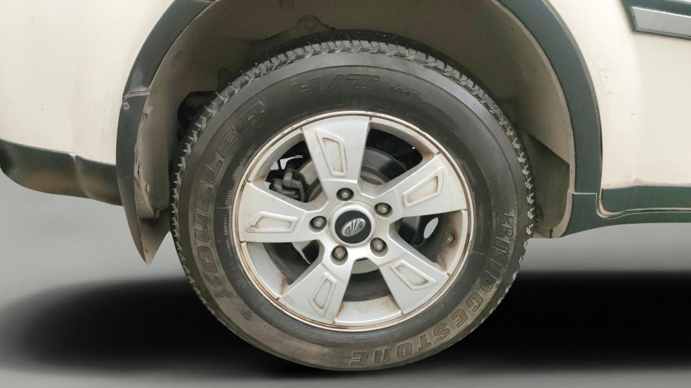 2015 Mahindra XUV500 W8, Diesel, Manual, 1,14,318 km, Right Rear Wheel