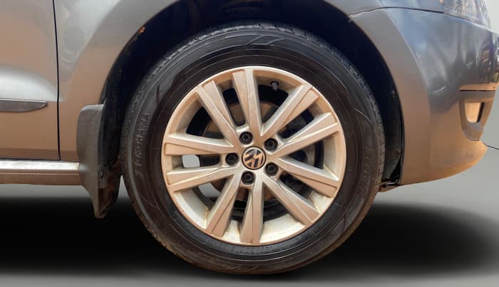 2013 Volkswagen Polo HIGHLINE1.2L, Petrol, Manual, 65,618 km, Right Front Wheel
