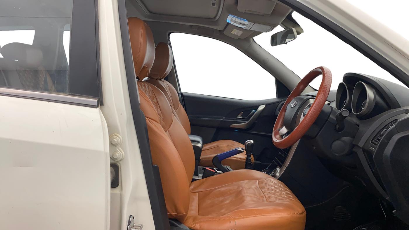 2020 Mahindra XUV500 W9, Diesel, Manual, 1,11,960 km, Right Side Front Door Cabin