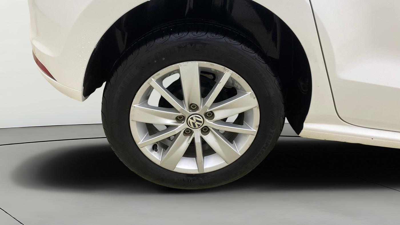 2017 Volkswagen Polo HIGHLINE1.2L, Petrol, Manual, 33,378 km, Right Rear Wheel