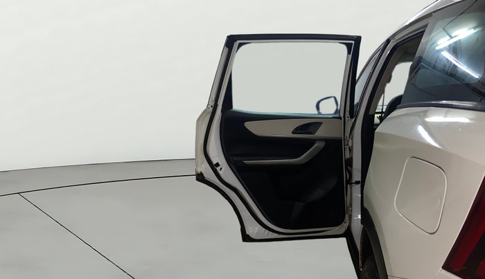 2023 Mahindra XUV700 MX P MT 5 STR, Petrol, Manual, 55,482 km, LHS Rear Door