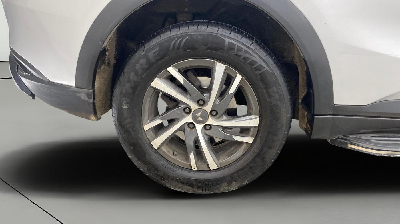 2022 Mahindra XUV700 AX 5 P MT 5 STR, Petrol, Manual, 46,675 km, Right Rear Wheel