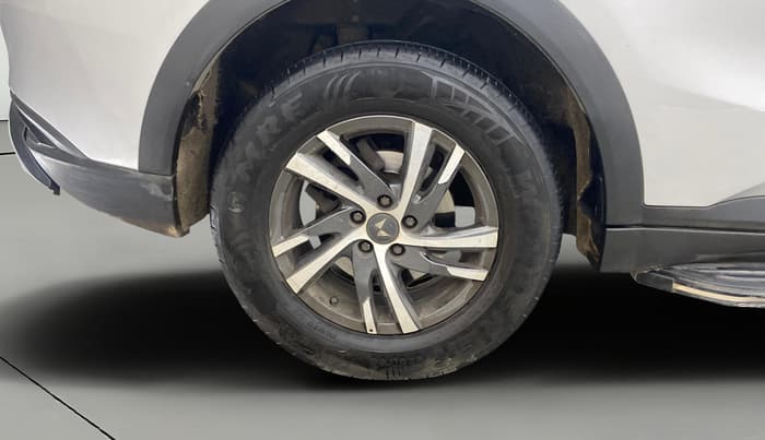 2022 Mahindra XUV700 AX 5 P MT 5 STR, Petrol, Manual, 46,675 km, Right Rear Wheel