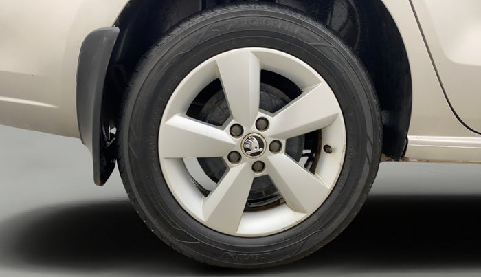 2015 Skoda Rapid 1.5 TDI CR ELEGANCE PLUS AT, Diesel, Automatic, 1,07,021 km, Right Rear Wheel
