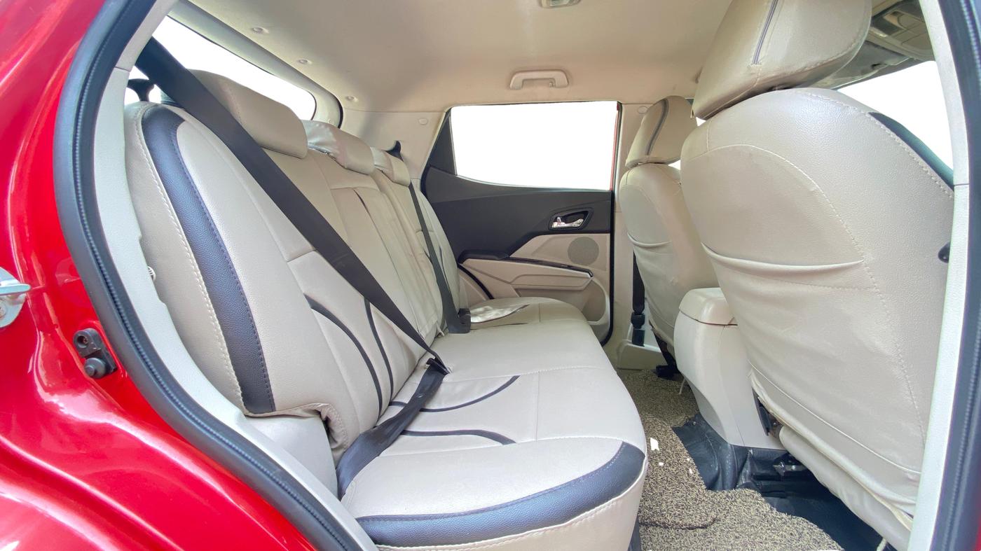 2019 Mahindra XUV300 W8 1.5 DIESEL AMT, Diesel, Automatic, 1,02,026 km, Right Side Rear Door Cabin