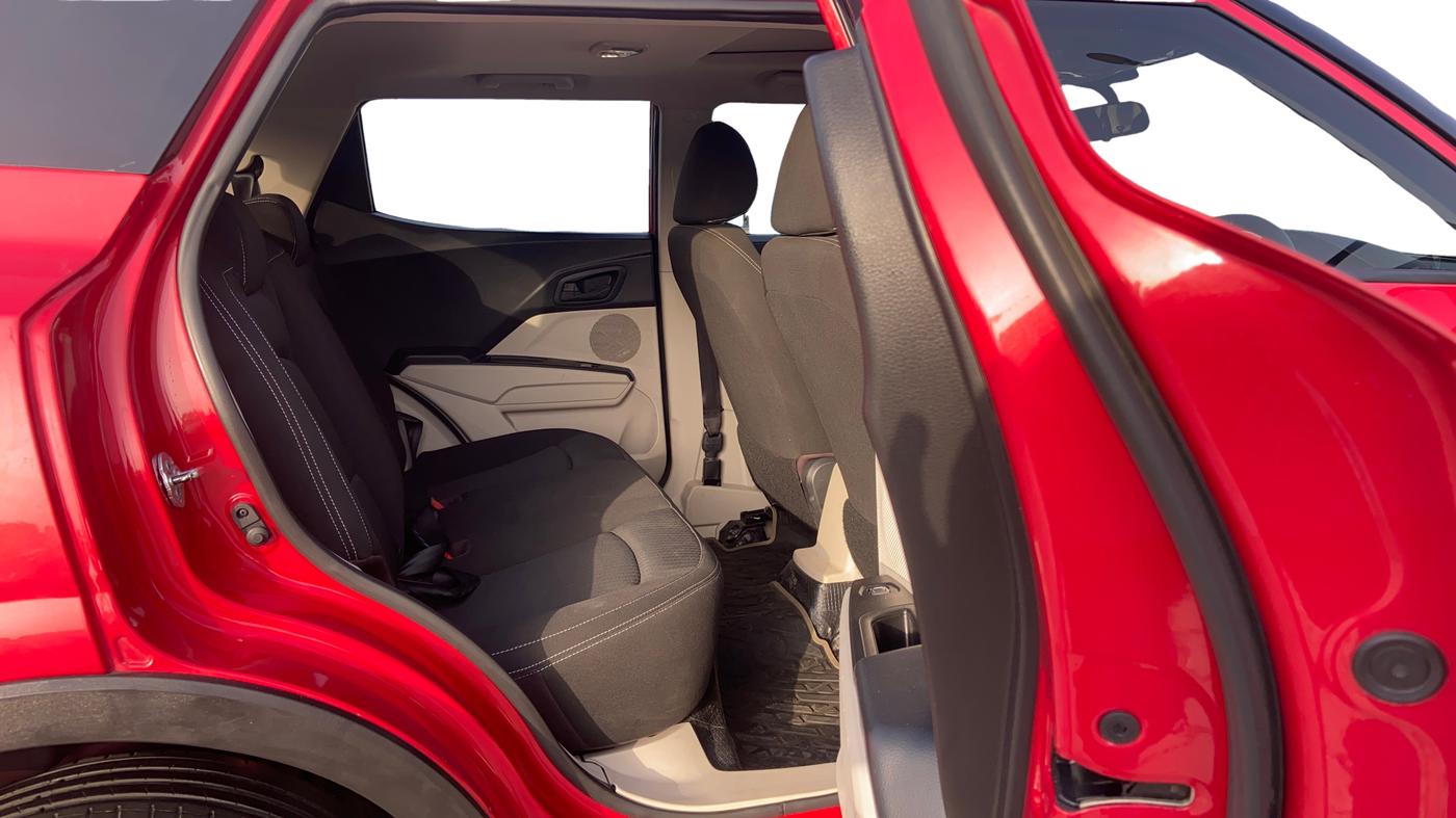 2024 Mahindra XUV300 W4 1.2 PETROL, Petrol, Manual, 49,468 km, Right Side Rear Door Cabin