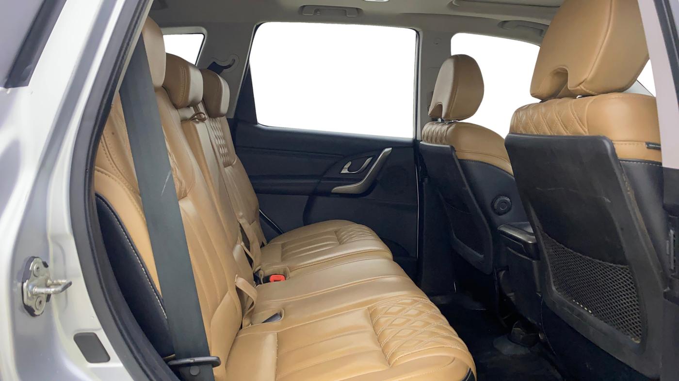 2019 Mahindra XUV500 W11, Diesel, Manual, 1,08,000 km, Right Side Rear Door Cabin