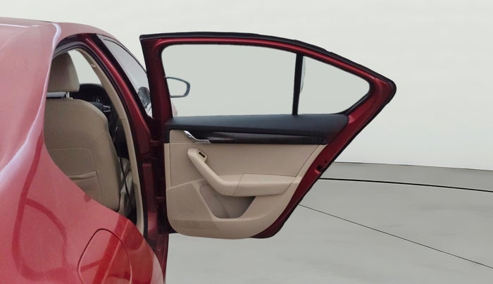 2017 Skoda Octavia STYLE PLUS AT 1.8 TSI, Petrol, Automatic, 1,00,780 km, RHS Rear Door