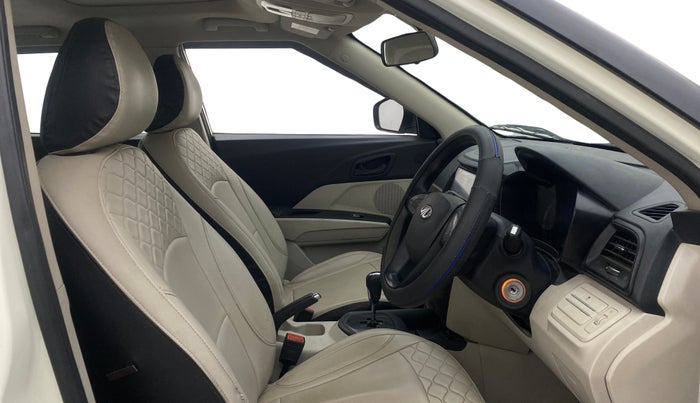 2021 Mahindra XUV300 W6 1.5 DIESEL AMT, Diesel, Automatic, 1,14,435 km, Right Side Front Door Cabin