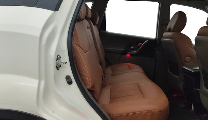 2014 Mahindra XUV500 W6, Diesel, Manual, 1,15,208 km, Right Side Rear Door Cabin