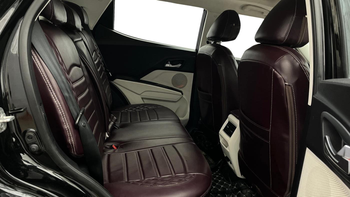2025 Mahindra XUV 3XO AX5 1.2 L TCMPFI AT, Petrol, Automatic, 19,479 km, Right Side Rear Door Cabin