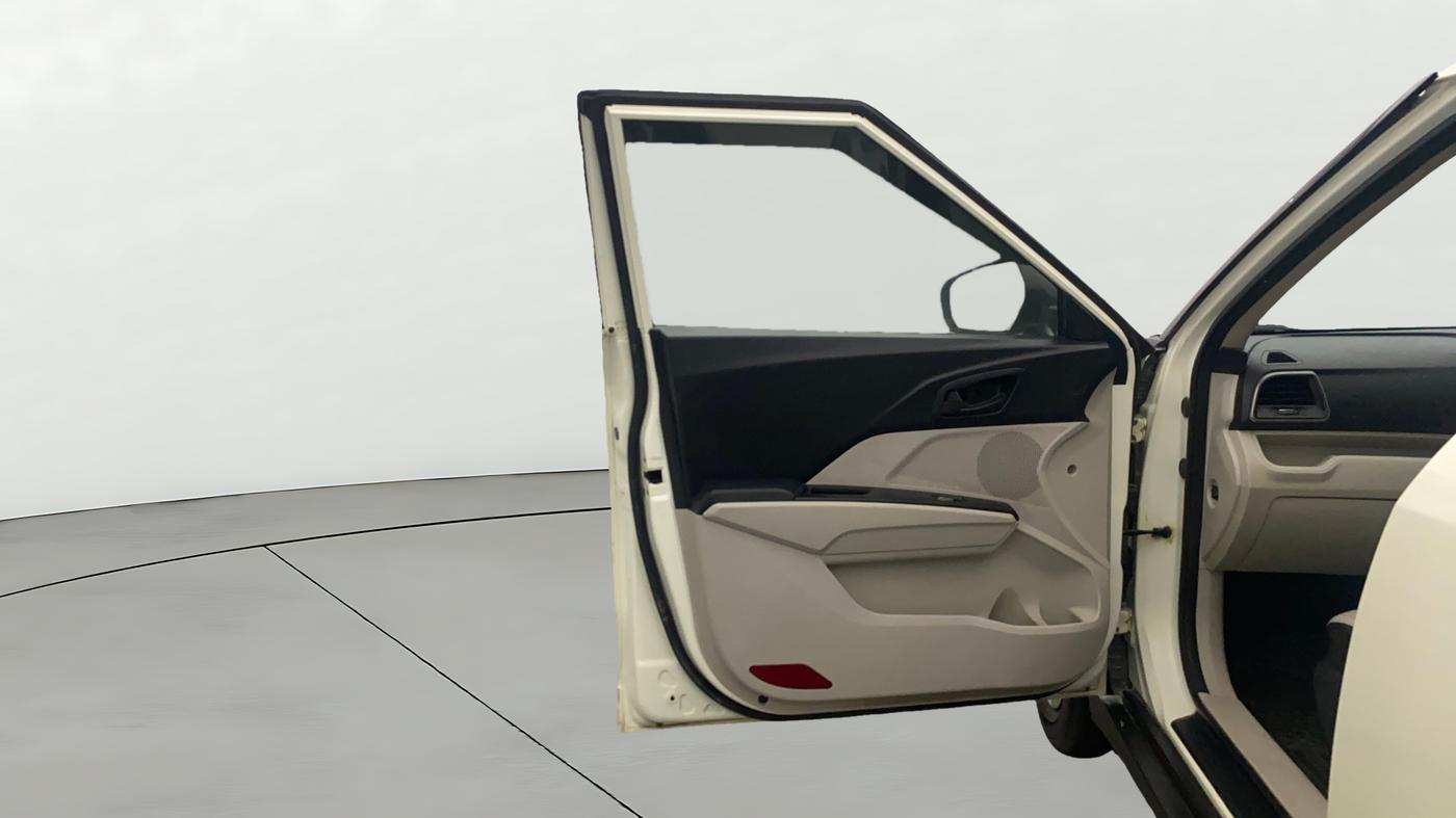 2020 Mahindra XUV300 W6 1.2 PETROL, Petrol, Manual, 1,23,203 km, LHS Front Door