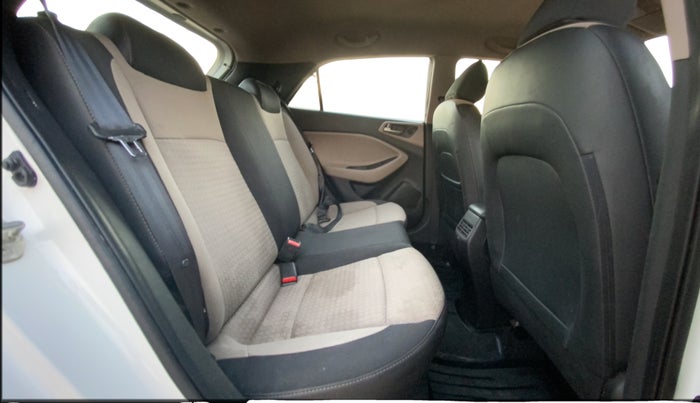 2017 Hyundai Elite i20 SPORTZ 1.2, Petrol, Manual, 76,964 km, Right Side Rear Door Cabin