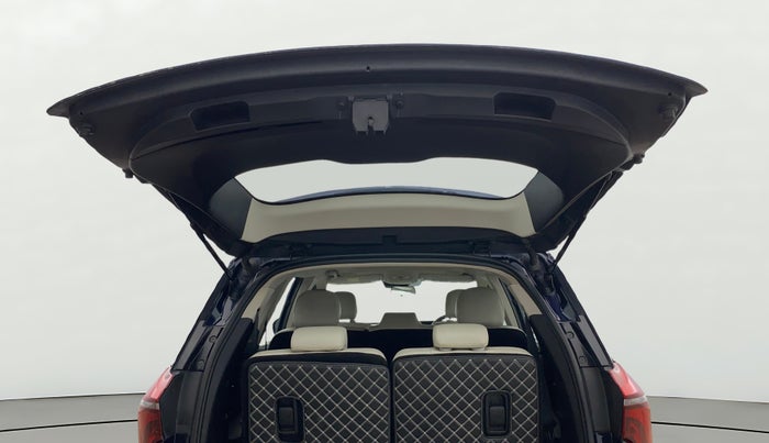 2023 Mahindra XUV700 AX 7 LUXURY P AT 7 STR, Petrol, Automatic, 60,165 km, Boot Door Open