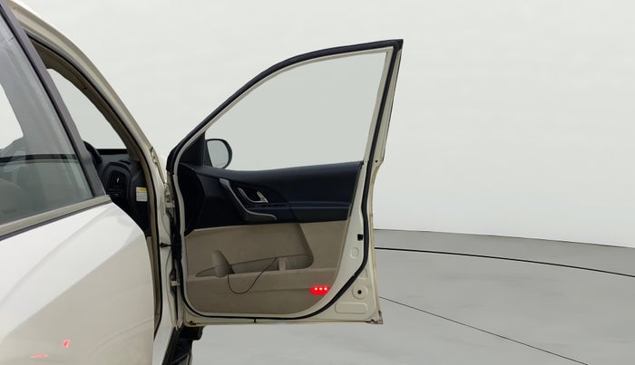 2016 Mahindra XUV500 W10 AT, Diesel, Automatic, 1,22,657 km, RHS Front Door