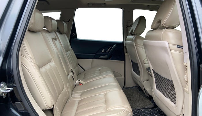 2018 Mahindra XUV500 W10, Diesel, Manual, 77,573 km, Right Side Rear Door Cabin