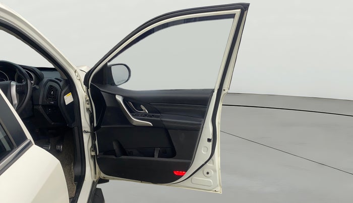 2019 Mahindra XUV500 W11, Diesel, Manual, 69,786 km, RHS Front Door