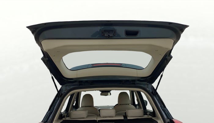 2022 Mahindra XUV300 W8 (O) 1.2 PETROL AMT, Petrol, Automatic, 26,264 km, Boot Door Open