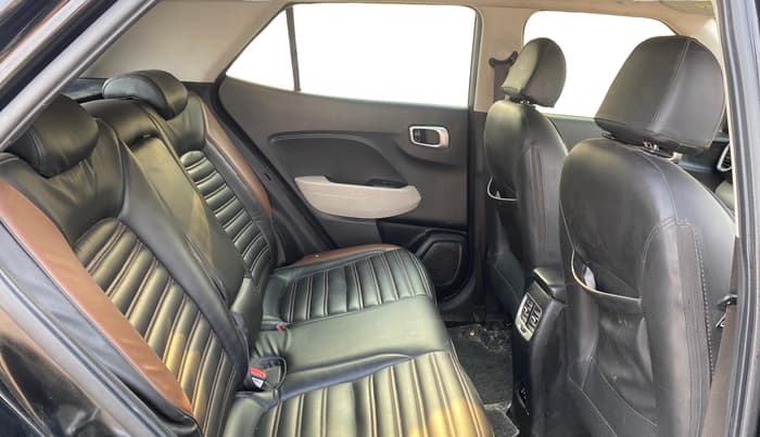 2022 Hyundai VENUE SX 1.5 CRDI, Diesel, Manual, 82,166 km, Right Side Rear Door Cabin