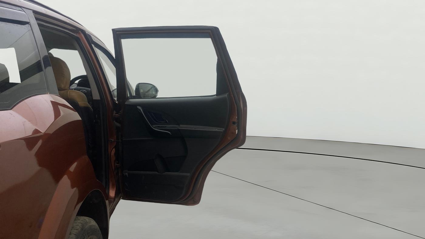 2018 Mahindra XUV500 W5, Diesel, Manual, 1,45,793 km, RHS Rear Door