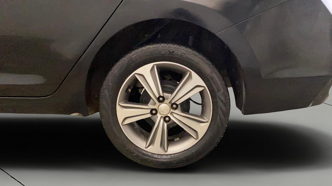 2017 Hyundai Verna 1.6 VTVT SX, Petrol, Manual, 1,06,054 km, Left Rear Wheel