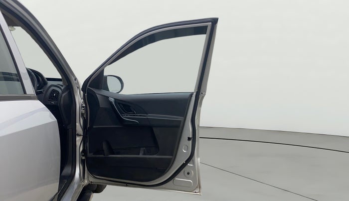 2019 Mahindra XUV500 W5, Diesel, Manual, 39,904 km, RHS Front Door