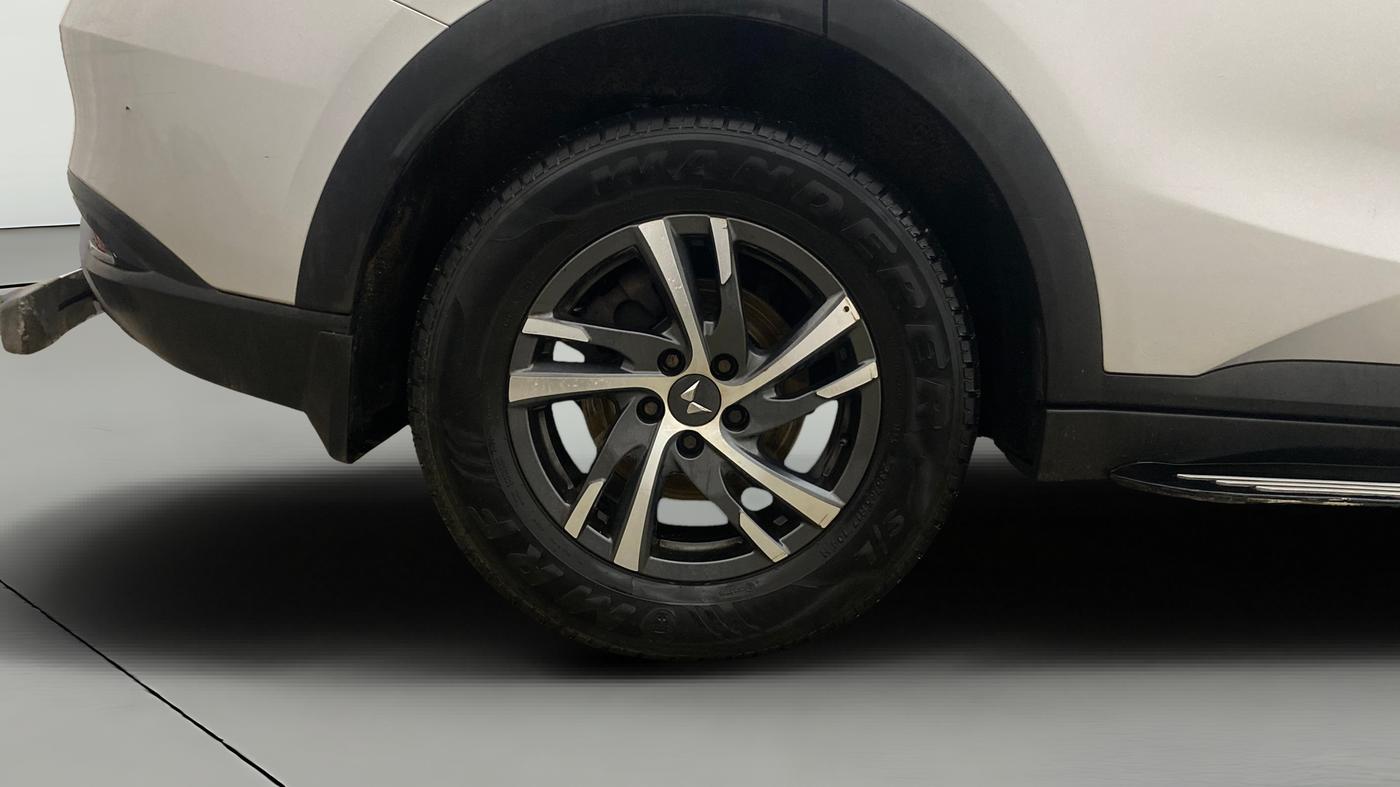 2022 Mahindra XUV700 AX 5 P MT 7 STR, Petrol, Manual, 86,107 km, Right Rear Wheel