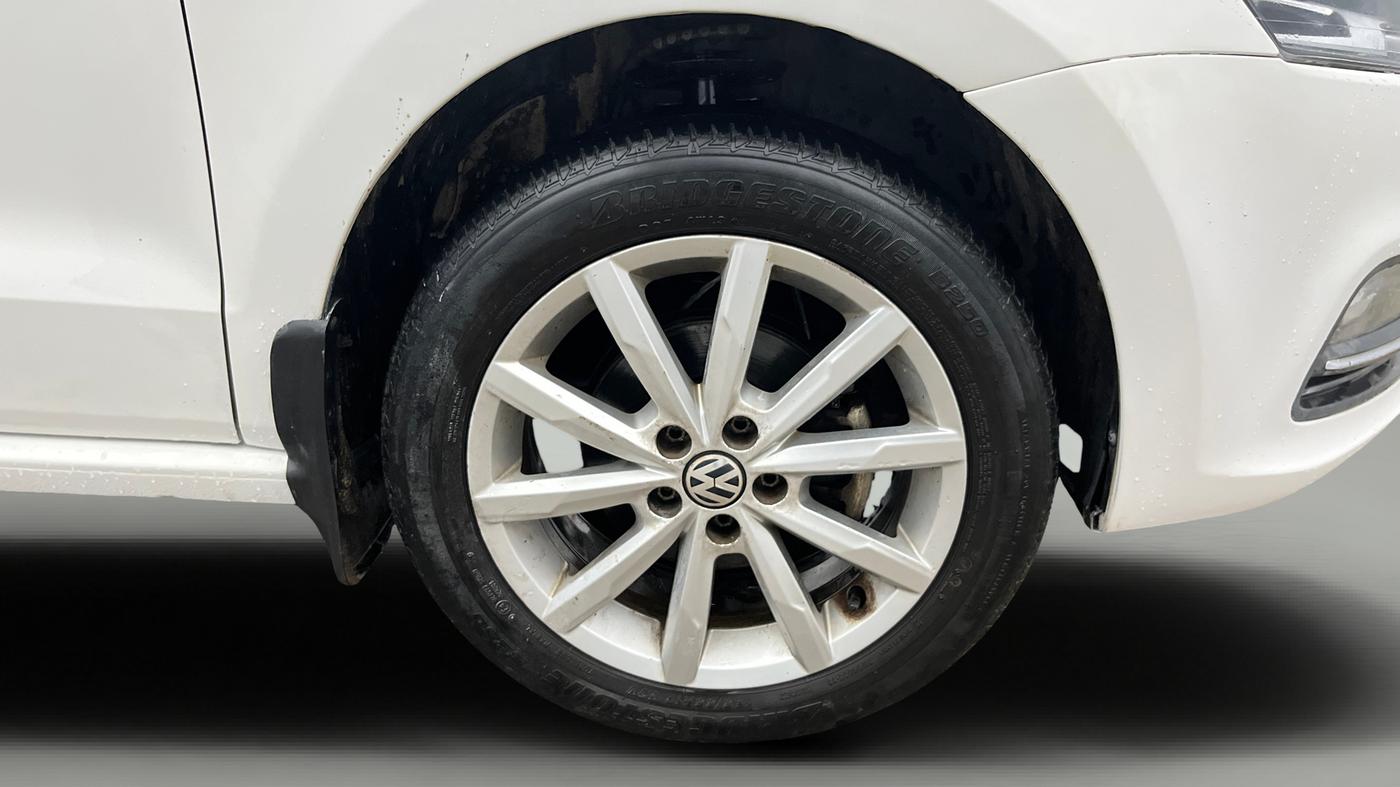 2017 Volkswagen Polo HIGHLINE PLUS 1.2(16 ALLOY, Petrol, Manual, 1,00,384 km, Right Front Wheel