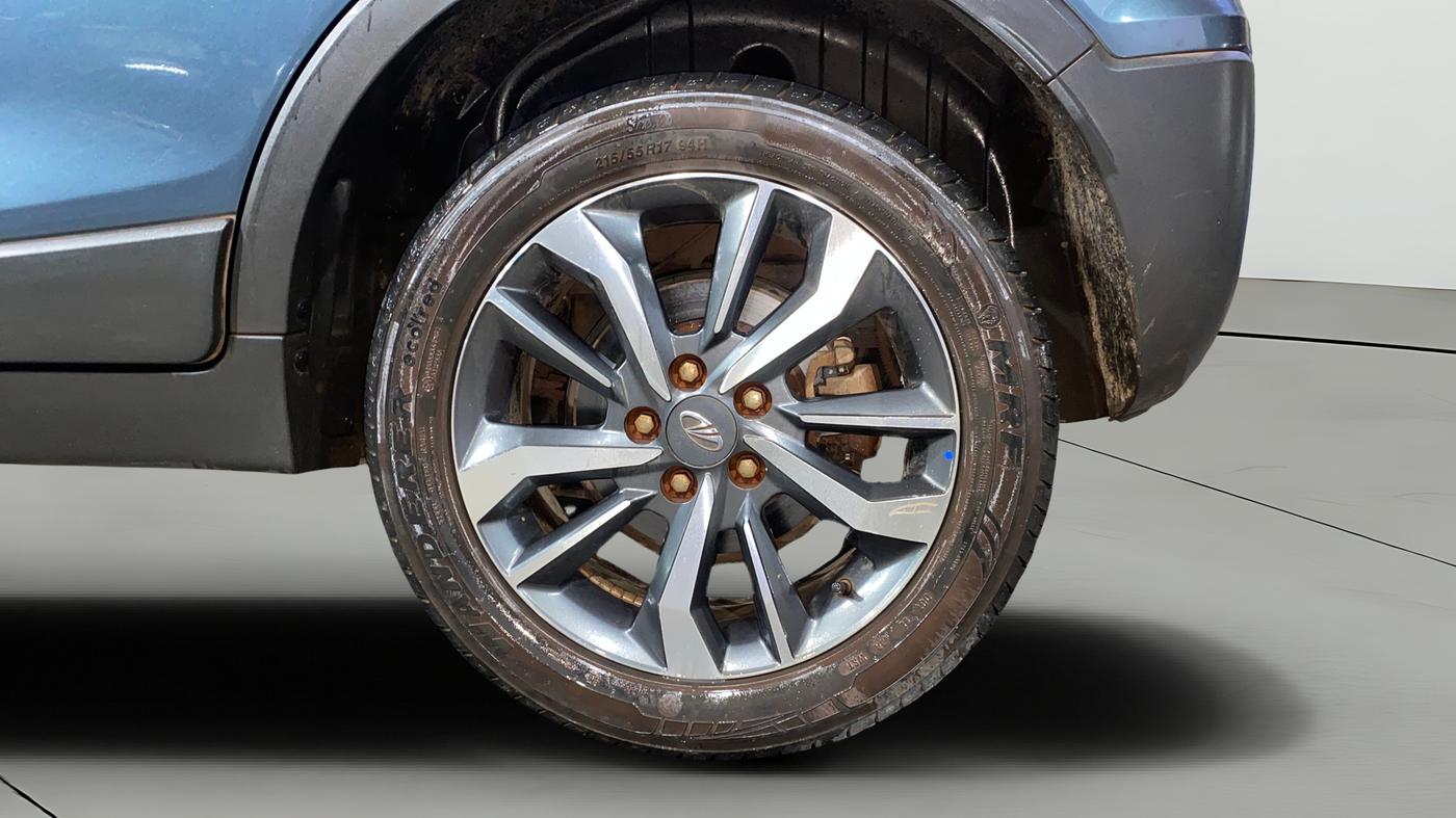 2021 Mahindra XUV300 W8 (O) 1.5 DIESEL AMT DUAL TONE, Diesel, Automatic, 43,432 km, Left Rear Wheel