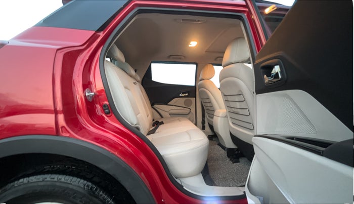 2024 Mahindra XUV300 W8 (O) 1.2 PETROL AMT, Petrol, Automatic, 20,797 km, Right Side Rear Door Cabin