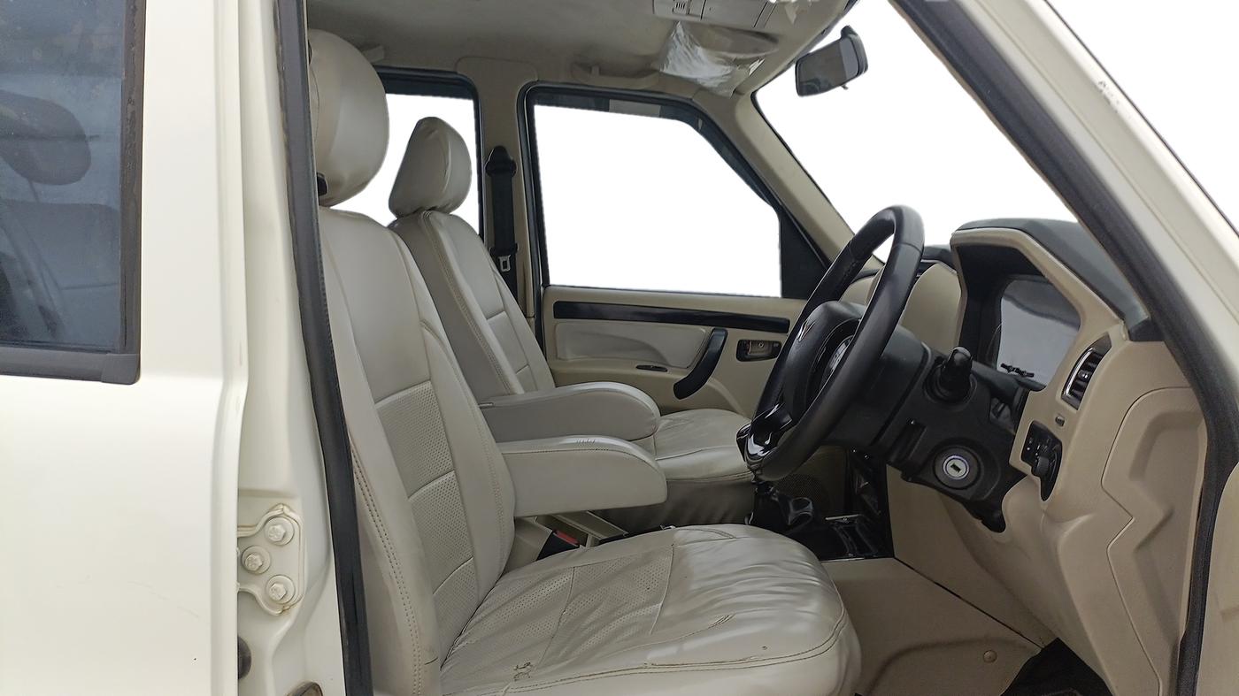 2023 Mahindra SCORPIO CLASSIC S11 7STR, Diesel, Manual, 69,176 km, Right Side Front Door Cabin
