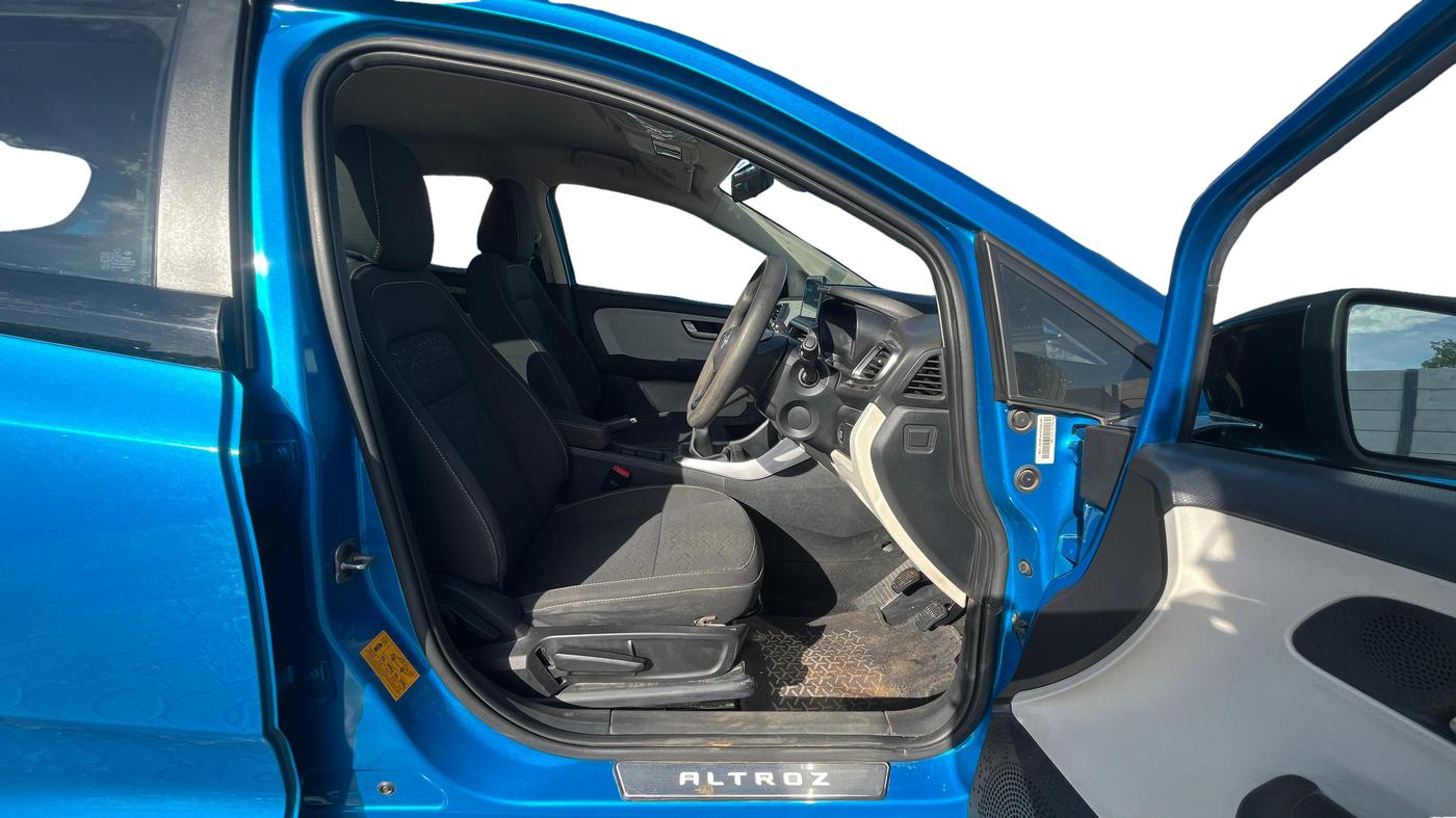 2022 Tata ALTROZ XZ DIESEL, Diesel, Manual, 95,070 km, Right Side Front Door Cabin