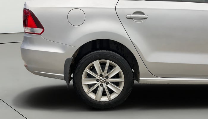 2015 Volkswagen Vento HIGHLINE 1.6 MPI, Petrol, Manual, 1,17,324 km, Right Rear Wheel