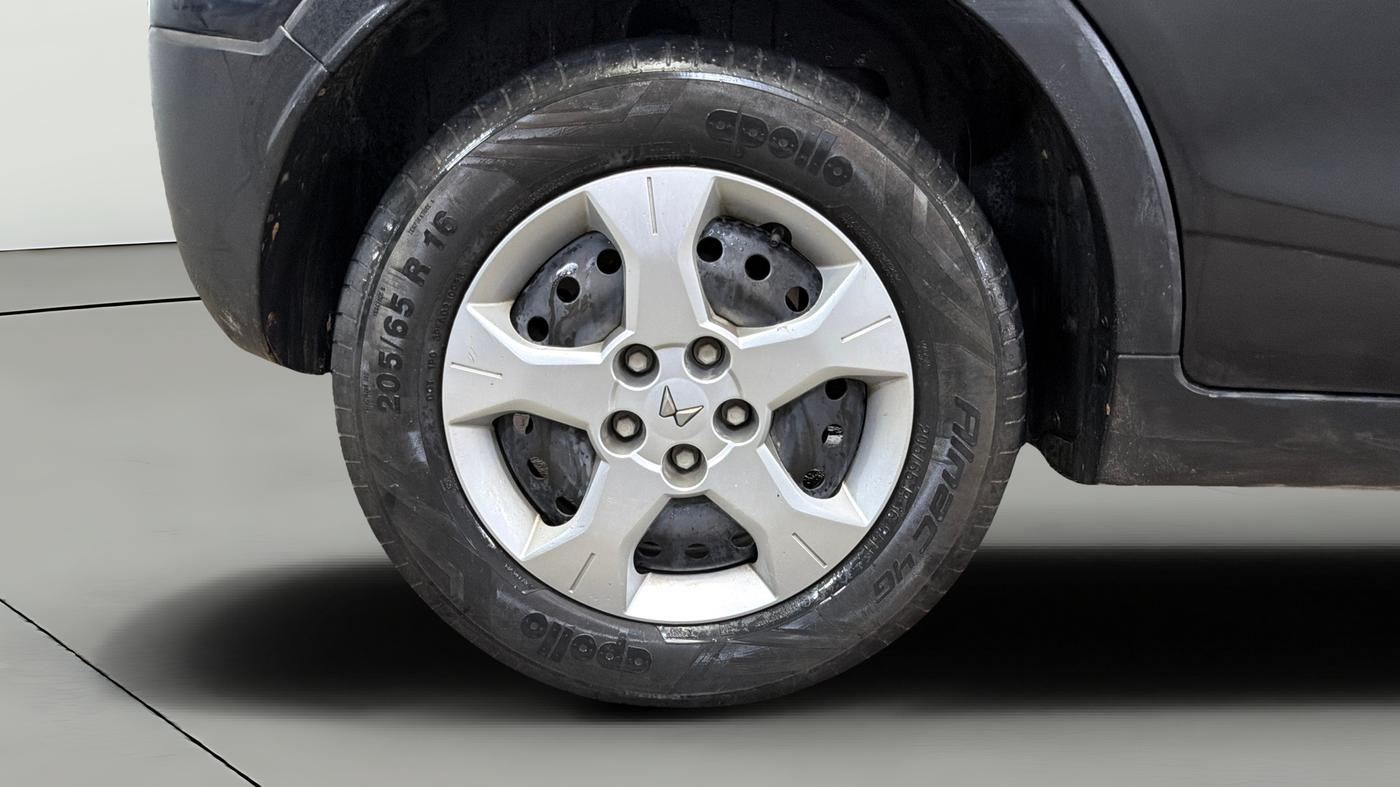 2023 Mahindra XUV300 W6 1.2 PETROL, CNG, Manual, 67,998 km, Right Rear Wheel