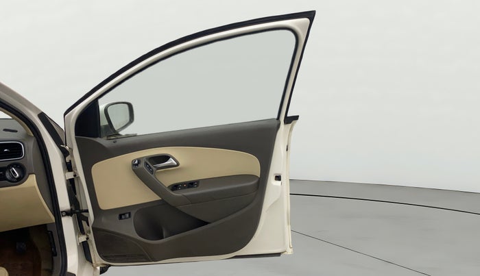 2013 Volkswagen Vento HIGHLINE 1.6 MPI, Petrol, Manual, 1,25,412 km, RHS Front Door